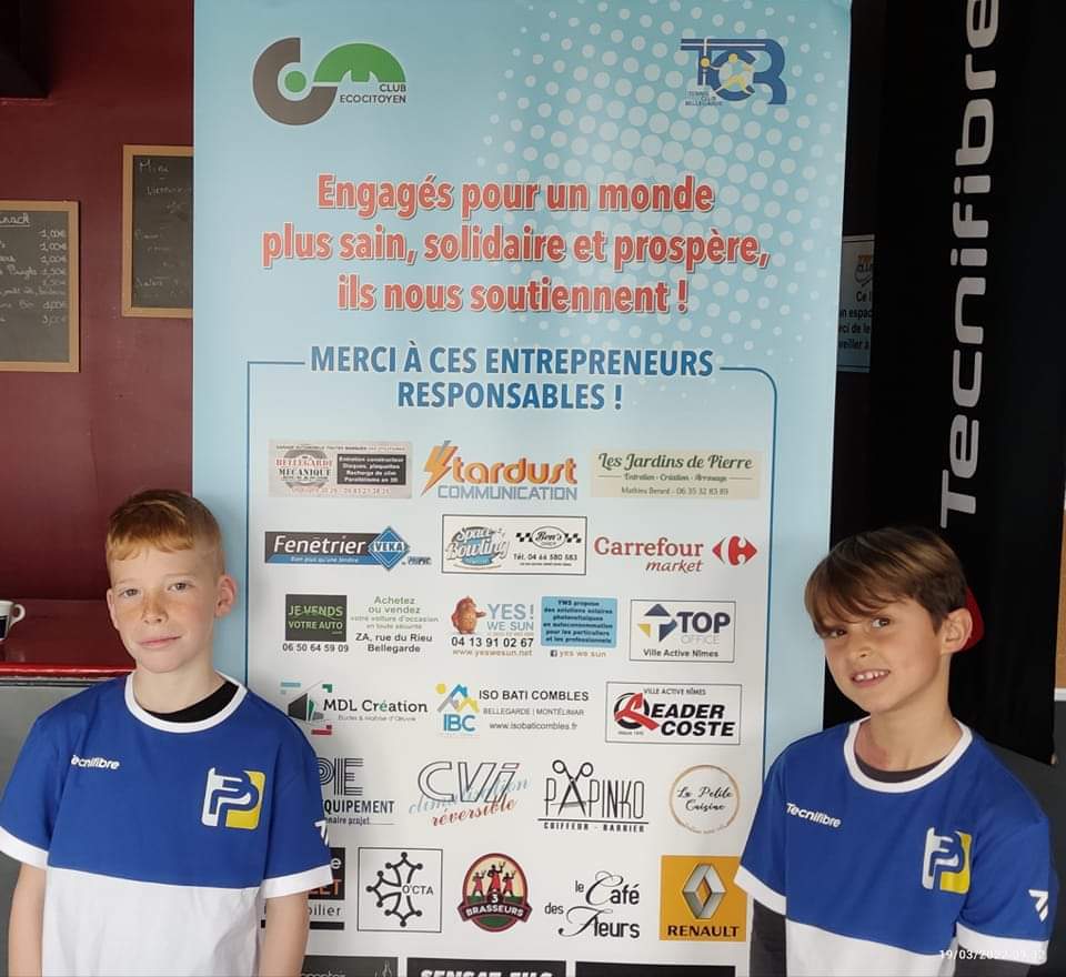 2 enfants qui représente une équipe enfant club éco